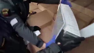 klaipedoje-mkt-pareigunai-sulaike-puses-milijono-pakeliu-cigareciu-kontrabanda-ir-3-itariamuosius
