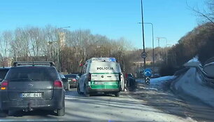 gelezinio-vilko-g-triju-automobiliu-susidurimas