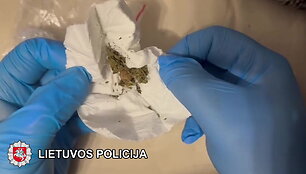 klaipedoje-tiriamas-galimas-narkotiniu-medziagu-pagrobimas-ir-neteisetas-disponavimas-saudmenimis