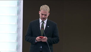 ep-narys-lukas-sieper-deklamuoja-eilerasti-apie-sezonini-laiko-keitima