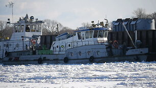 ties-rusnes-sala-nemuno-leduose-istrigo-laivai