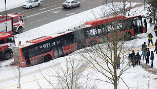 Autobusas nulėkė nuo kelio