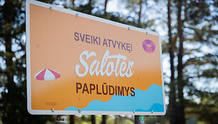 Vilniečiai mėgaujasi kar&scaron;tu &scaron;e&scaron;tadieniu prie ežero
