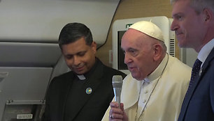 Popiežius Pranciškus skrydyje pakeliui į Kazachstaną sveikina žurnalistus