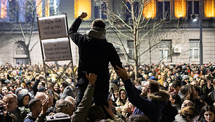 Protestas Belgrade prie rinkimų būstinės