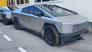 Du &bdquo;Tesla Cybertruck&ldquo; sulaikyti dėl kontrabandos