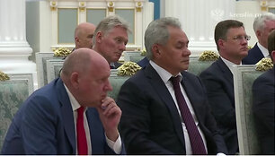 Prie&scaron; susitikimą su Trumpu Putinas sukvietė auk&scaron;čiausius Rusijos pareigūnus