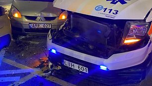 Vilniuje į avariją pateko greitosios pagalbos automobilis