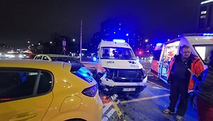 Vilniuje į avariją pateko greitosios pagalbos automobilis
