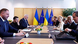 Europos vadovų tarybos vadovas Antonio Costa, Europos Komisijos vadovė Ursula von der Leyen ir Ukrainos prezidentas Volodymyras Zelenskis