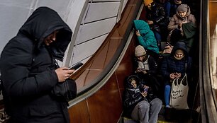 Kyjivo gyventojai slėptuvėje metro stotyje