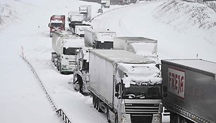 Švedijos kelyje įstrigusios transporto priemonės