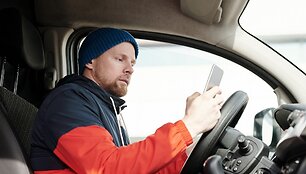 Naudojimasis telefonu vairuojant automobilį