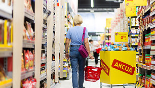 Prekių krepšelyje vis dažniau atsiduria nukainoti produktai