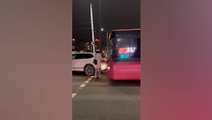 ryto-avarija-vilniuje-susidure-autobusas-ir-automobilis