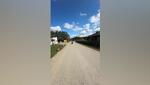 uzfiksuota-kaip-kauno-rajone-motociklas-reziasi-i-vyra-ir-ji-suzaloja