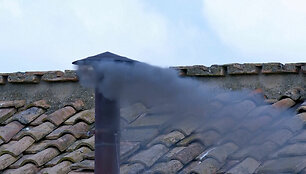 4574531_vatican chimney smoke_0_1080i60essence.00_00_09_06.Still001