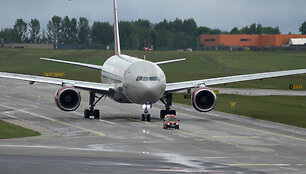 Omni Boeing 777 taxiway 2025 05 24.00_00_37_14.Still001