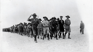 Sąskrydžio dalyvių paradas paplūdimyje generolo lordo Roberto Baden-Povelio vizito Lietuvoje metu. Palanga, 1933 m. rugpjūčio 17 d.