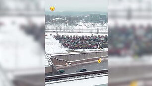 skaitytojo-video-aikstele-salia-seimo-pilna-ukininku-traktoriu