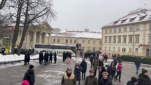 zmones-renkasi-klausyti-volodymyro-zelenskio-kalbos-daukanto-aiksteje