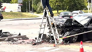 rinktines-gatveje-bmw-rezesi-i-stulpa-is-ivykio-vietos-pabegusi-neblaivu-vairuotoja-veliau-sulaike-policija