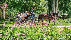 Pakruojo dvare jau atidarytas utopinio grožio Vasaros gėlių festivalis: Mindaugines kviečia &scaron;vęsti tarp milijonų žiedų