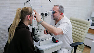 Klinikos &bdquo;Naujas regėjimas&ldquo; gydytojas ekspertas Andrej Radzko. Lazerinę regėjimo korekciją atlieka jau 25-erius metus