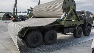 KRVD transporto priemonė, laikinųjų kelių tiesimo sistema. Militarnyi.com nuotr.