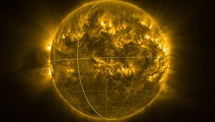 Saulė ir jos pietinis a&scaron;igalis apačioje. &bdquo;Solar Orbiter&ldquo; programa. Europos kosmoso agentūros (ESA) nuotr.
