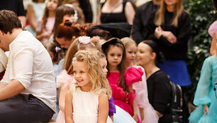 &Scaron;ventinis spindesys ant podiumo &ndash; &bdquo;Catwalk&ldquo; kalėdinis madų &scaron;ou &bdquo;Vilnius Outlet&ldquo;