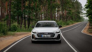 Naujasis &bdquo;Audi A5 e-hybrid&ldquo; &ndash; jau Lietuvoje: sporti&scaron;ka elegancija ir įspūdingas elektra nuvažiuojamas atstumas