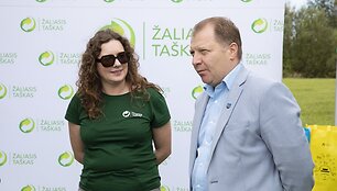 Kai ežerų kra&scaron;tą užplūsta poilsiautojai, padaugėja atliekų: Zarasuose vie&scaron;ai i&scaron;kratytas plastiko konteineris