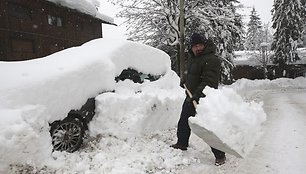 Vyras bando atkasti savo mašiną.