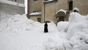 Vienuolis eina į bažnyčią.