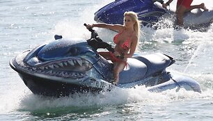 Shauna Sand ant vandens motociklo