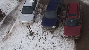Kubiliaus g. galima parkuotis ant žolės.