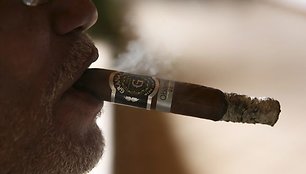 Cigarų gamyklos vadovas rūko „Obama 44“ cigarą.