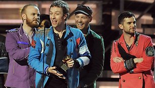 Chrisas Martinas ir kiti grupės „Coldplay“ nariai apdovanoti už geriausią roko albumą.