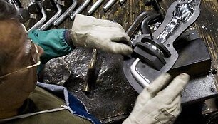 Maždaug po minutės liejimo forma yra atidaroma ir pasirodo maždaug 3,8 kg sveriantis &bdquo;Oskaras&ldquo;.