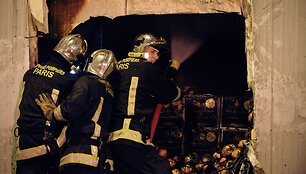 Ugniagesiai gesina gaisrą.