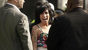 Amy Winehouse šypsena