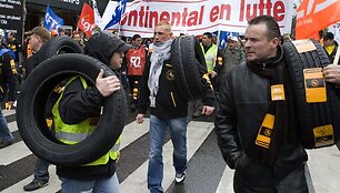 Protestuotojai ne&scaron;a padangas.