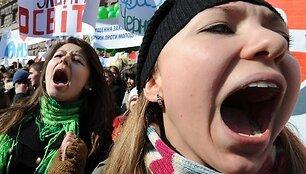 Merginos &scaron;aukia protestu metu.