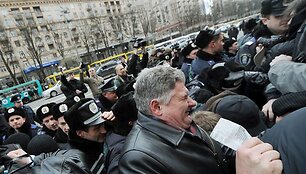 Policija ramina demonstrantus.
