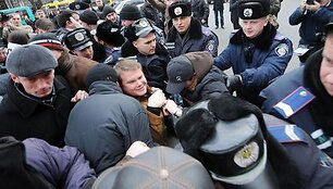 Policija ramina demonstrantus.