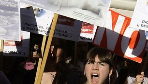 Mergina &scaron;aukia per protesto akciją.