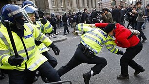 Policininkai susirėmė su demonstrantais.