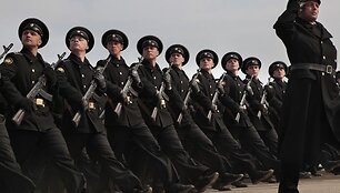 Kariai žygiuoja ginkluoti &bdquo;Kalashnikov&ldquo; automatais.
