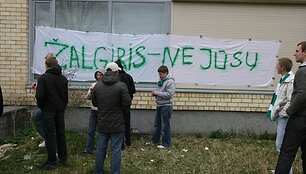 Klubo gerbėjai kabina plakatą.